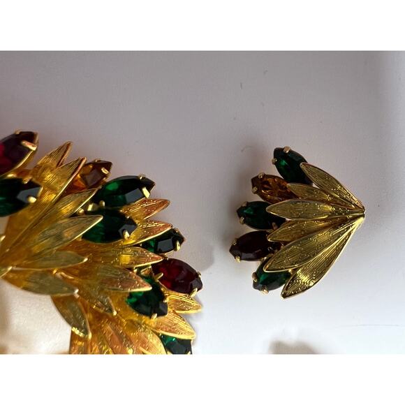 Vintage Gold Toned Wreath with Red and Green Stones Plus matching earrings! - Picture 5 of 9